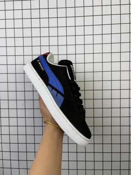 彪马(PUMA)休闲板鞋BMW MMS Suede XL系列经典翻毛皮厚底防滑耐磨舒适透气运动鞋 宝马 宝马赛车系列 新年穿有型/时尚/穿搭/球鞋/穿搭/时尚/潮流/面包鞋/PUMA面包鞋,情侣必备!这款PUMA Suede XL面包鞋,以其宽大厚实的鞋型和复古潮流感吸引眼球.👟全皮材质,让鞋面质感柔软细腻,彰显高品质.👣 圆润饱满的鞋头设计,不仅保护脚趾,还增加了鞋子的立体感.👂 宽大的鞋舌,可能印有经典的PUMA标志或其他品牌标识,部分款式采用刺绣工艺,更加精致立体.🌀 与鞋面颜色相配的纯色鞋带,穿过金属或塑料质地的鞋眼,确保穿着舒适稳定.🛤️ 橡胶大底,质地坚韧,耐磨防滑,科学设计的鞋底纹路提供良好抓地力.💑 作为情侣款,鞋子设计注重男女通用风格,让情侣双方穿着时展现协调统一的视觉效果. 编码093